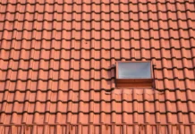 Rénovation express d’un cabanon : pourquoi choisir la tuile PVC Covaline ?