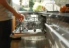 Comment bien utiliser un lave-vaisselle pour nettoyer vos verres de valeur : astuces et conseils pratiques
